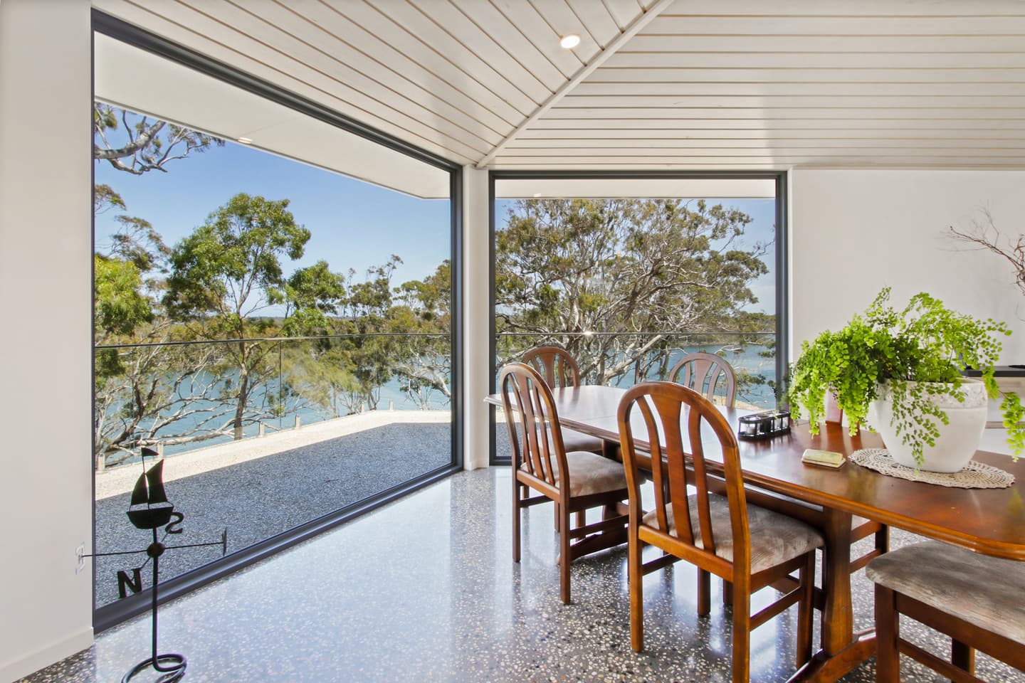 Lakes Entrance Modern Residence