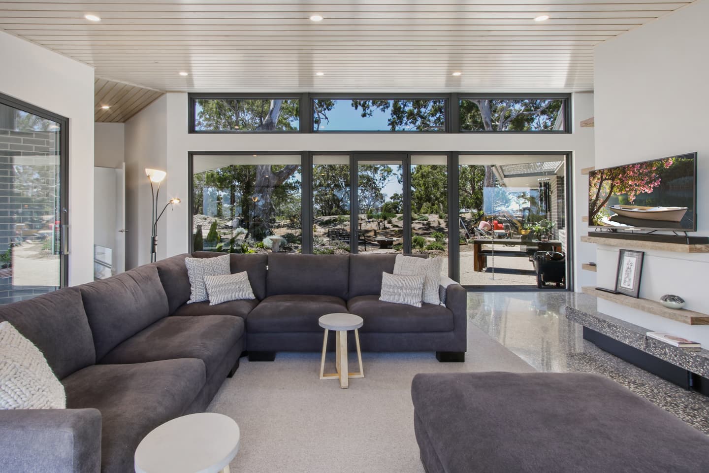 Lakes Entrance Modern Residence - Image 11