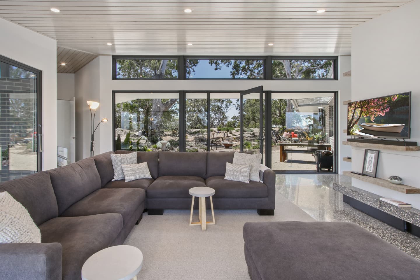 Lakes Entrance Modern Residence - Image 12