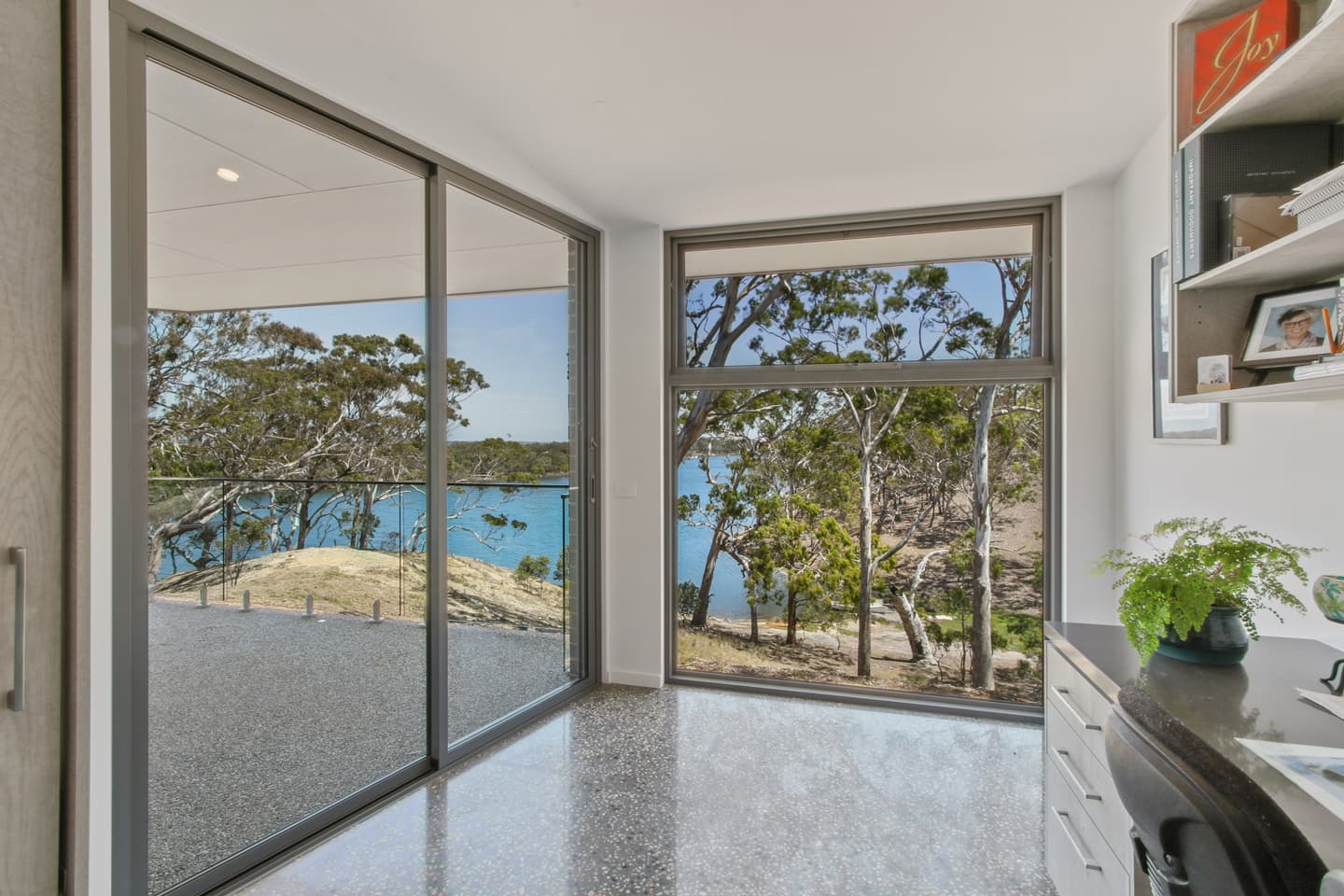 Lakes Entrance Modern Residence - Image 13