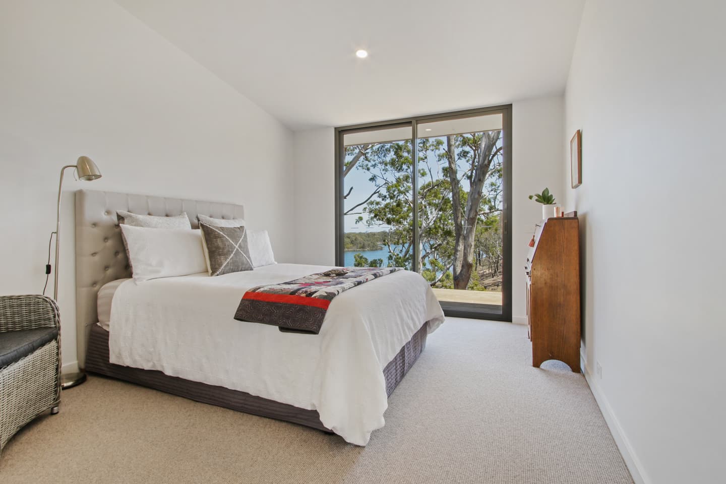Lakes Entrance Modern Residence - Image 15