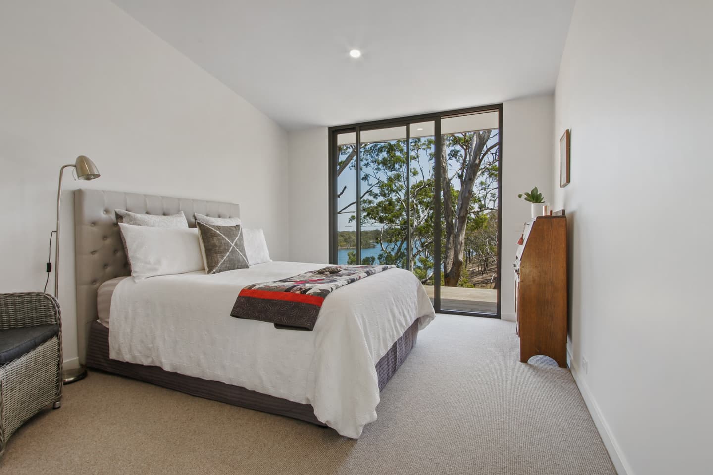 Lakes Entrance Modern Residence - Image 16
