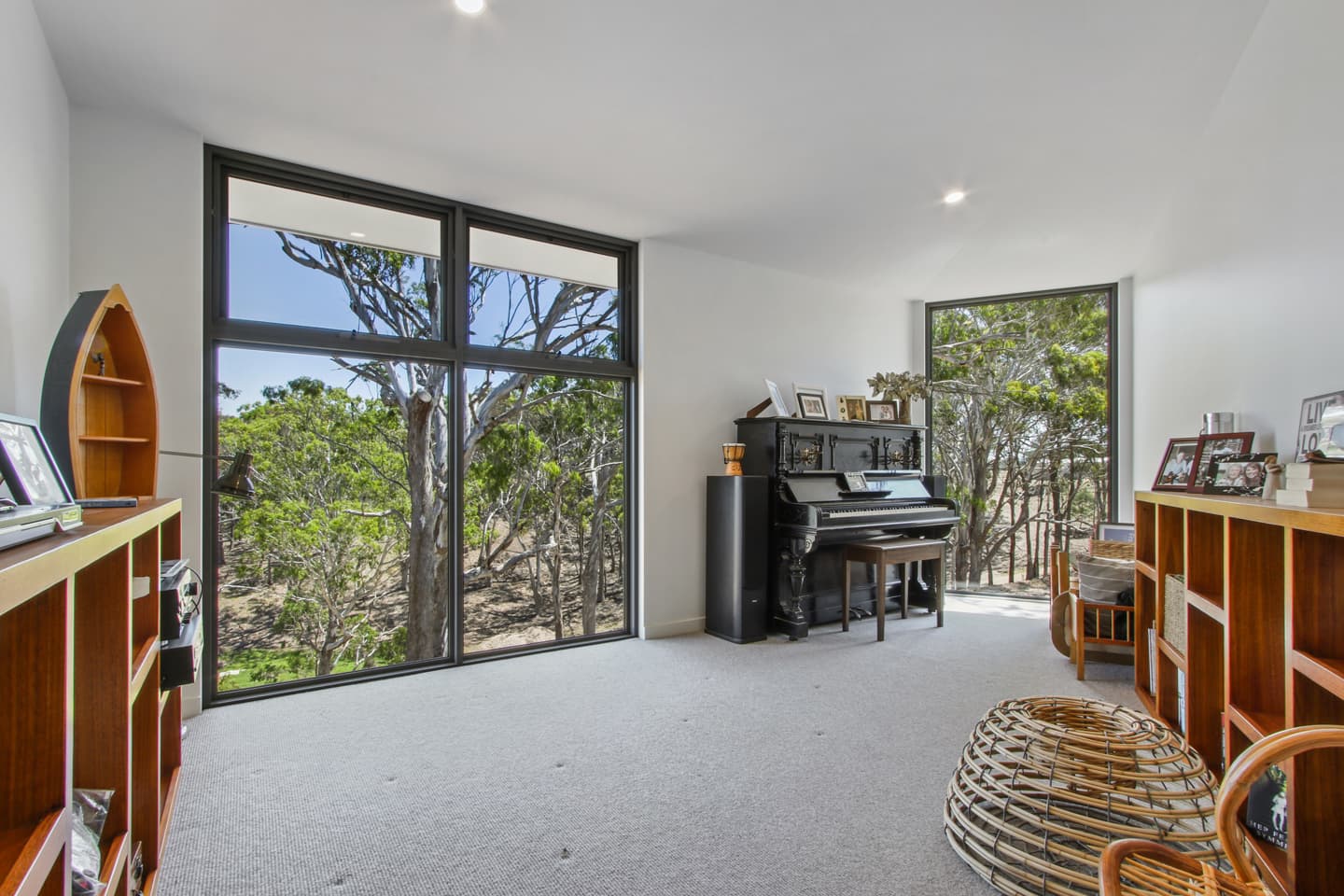 Lakes Entrance Modern Residence - Image 17