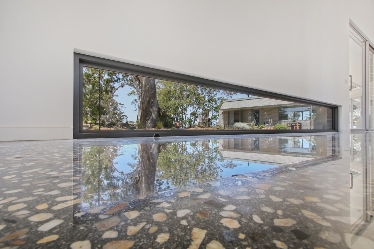 Lakes Entrance Modern Residence - Image 18