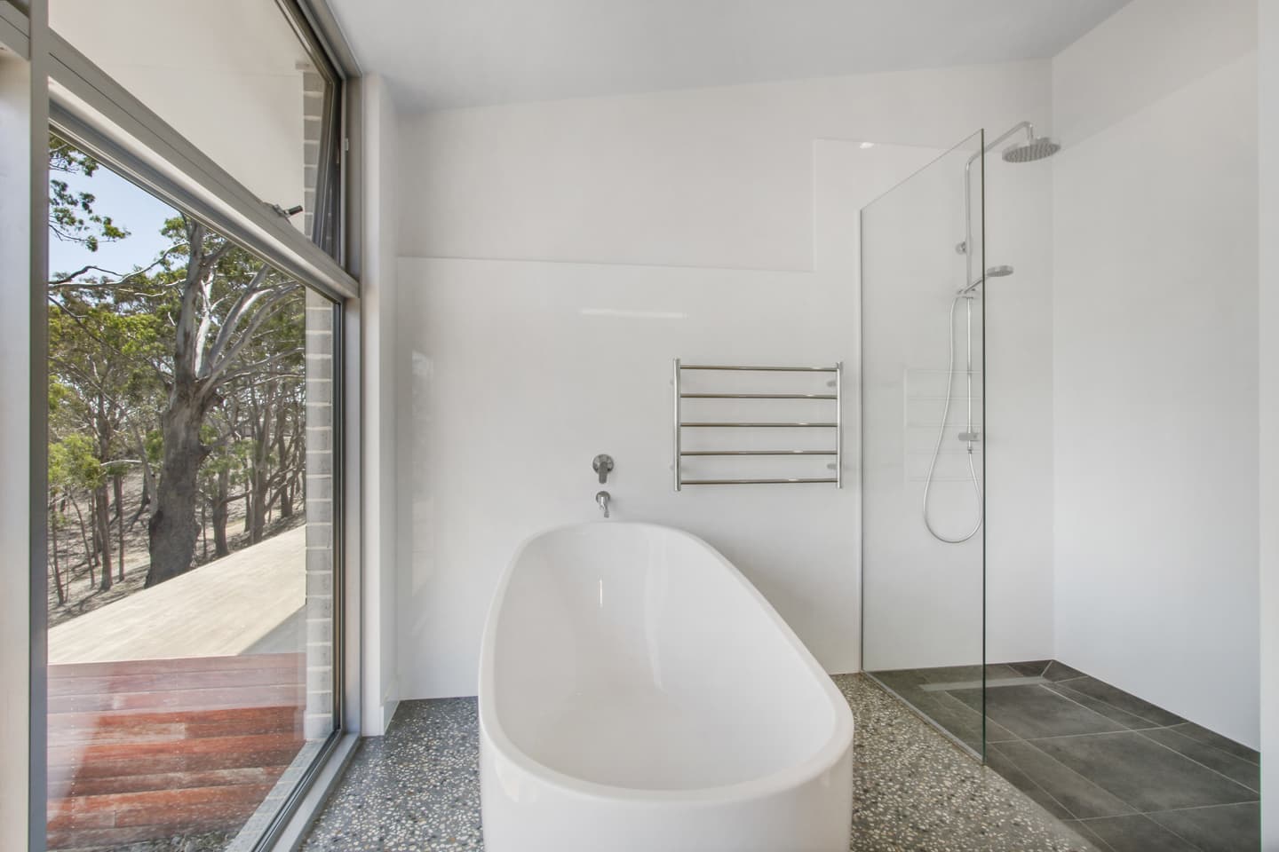 Lakes Entrance Modern Residence - Image 19