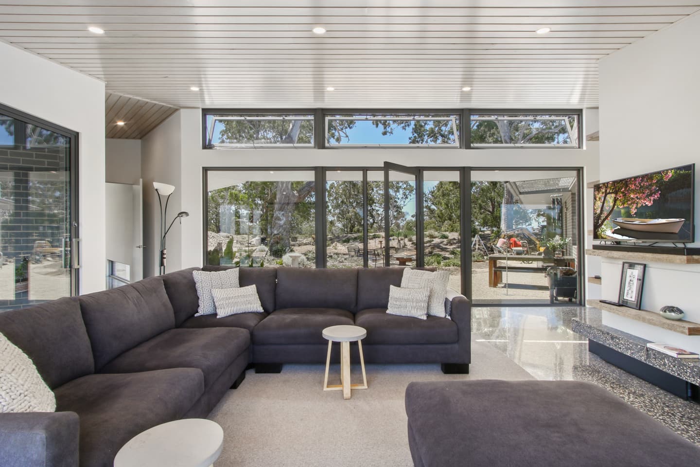 Lakes Entrance Modern Residence - Image 21