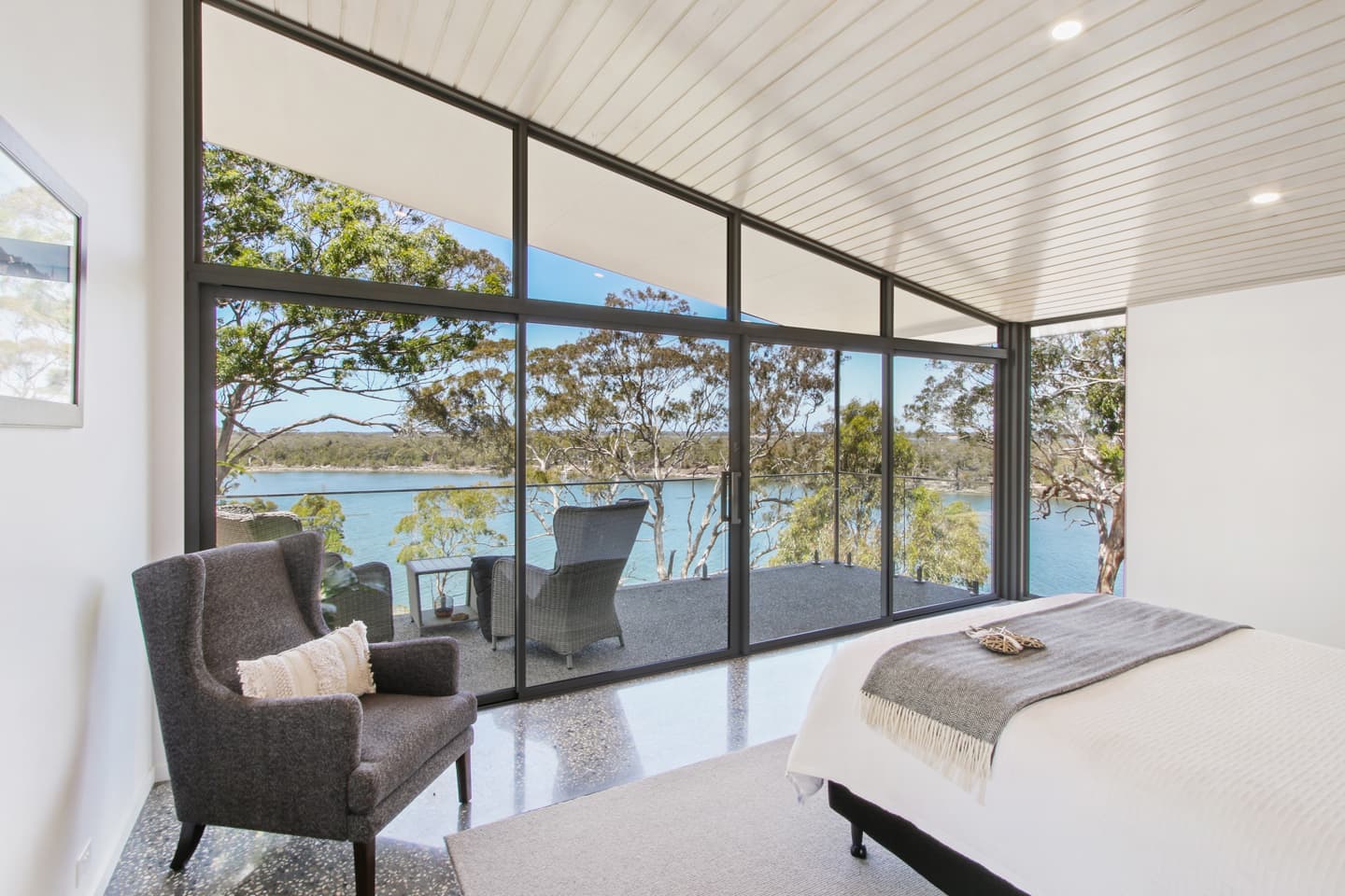 Lakes Entrance Modern Residence - Image 3