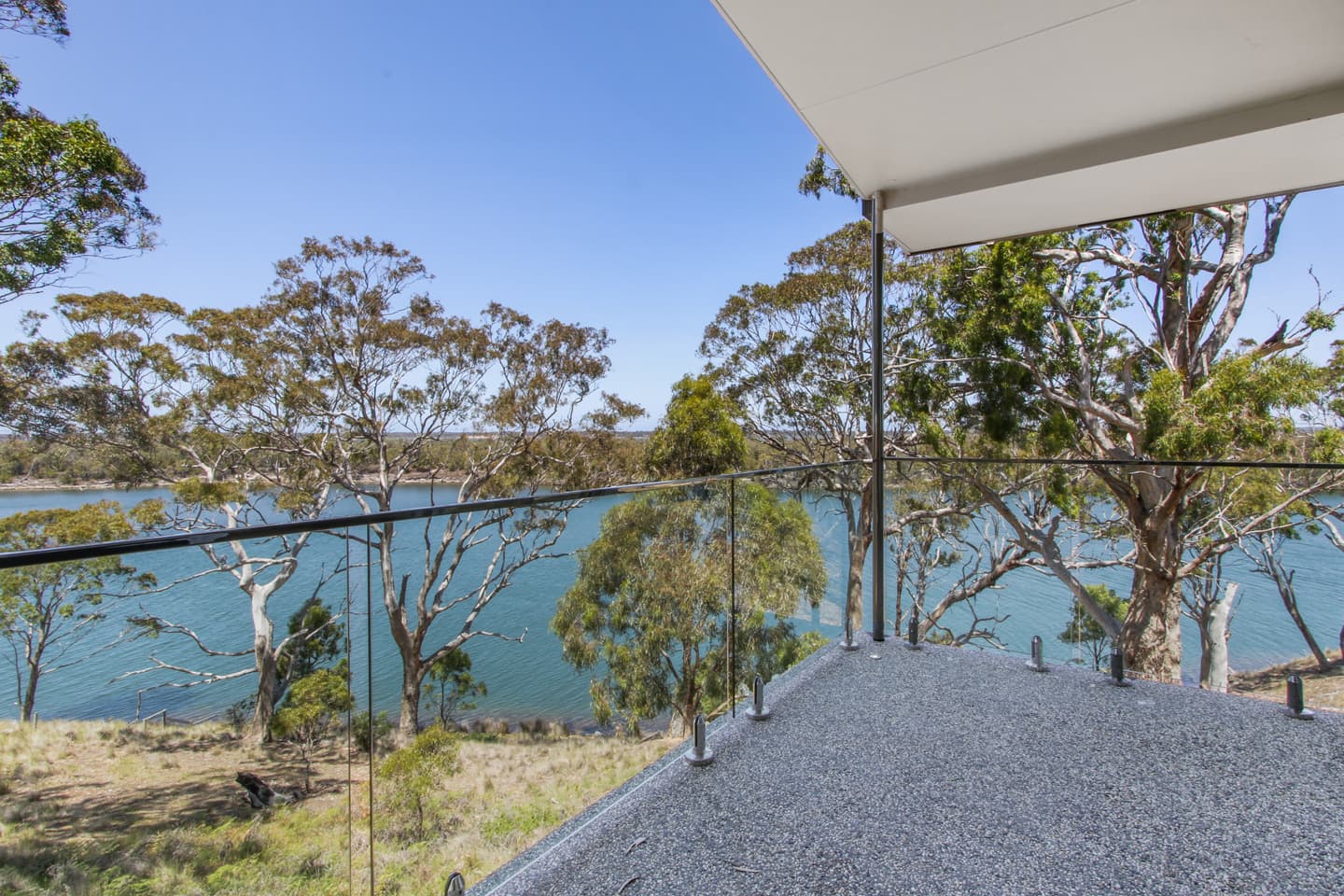 Lakes Entrance Modern Residence - Image 4