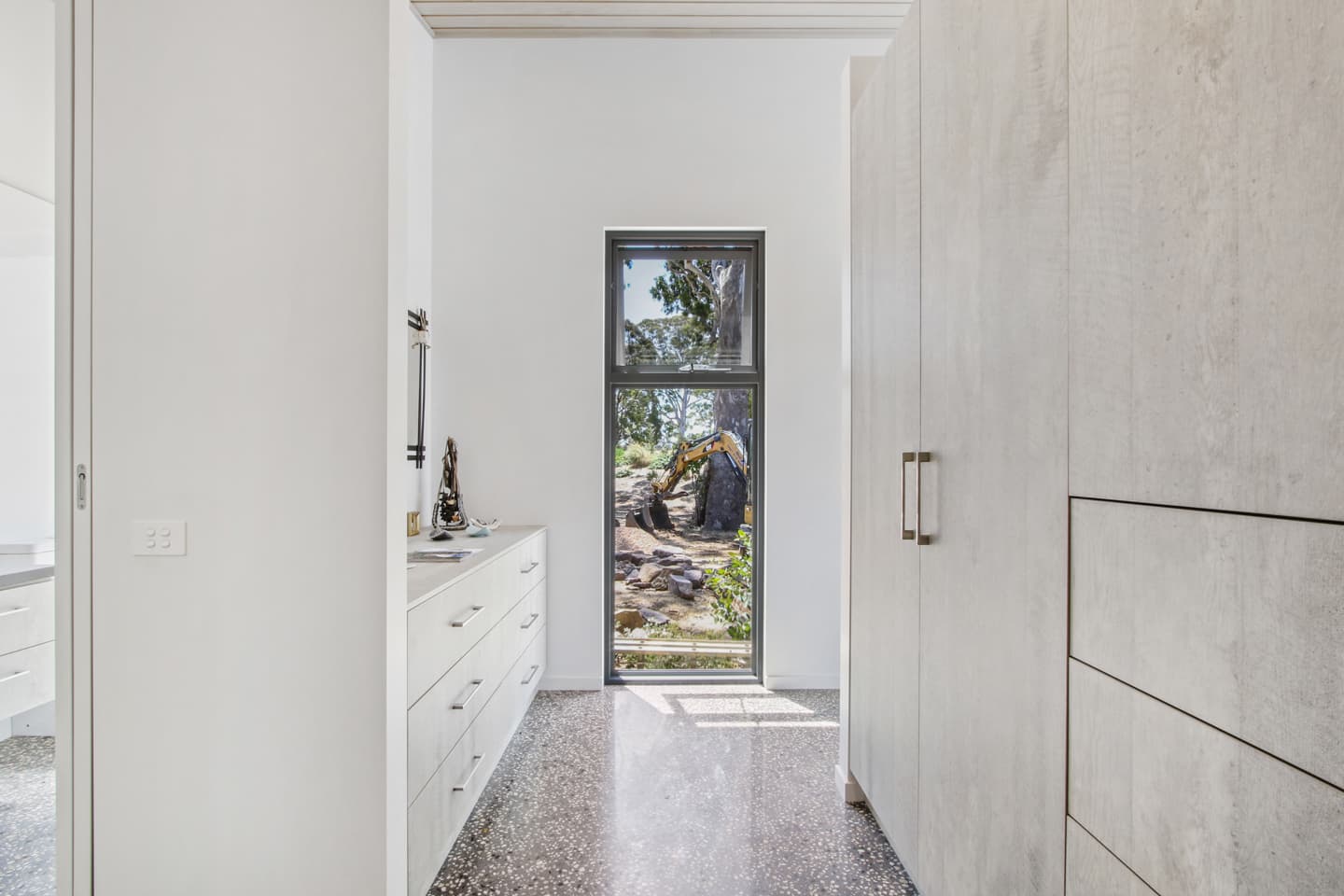 Lakes Entrance Modern Residence - Image 5