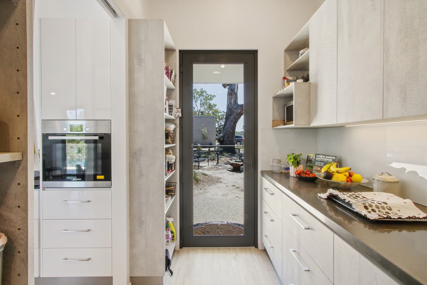 Lakes Entrance Modern Residence - Image 7