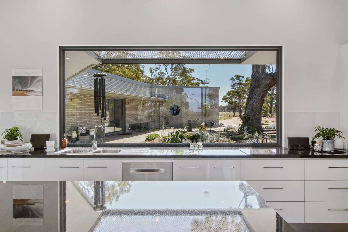 Lakes Entrance Modern Residence - Image 9