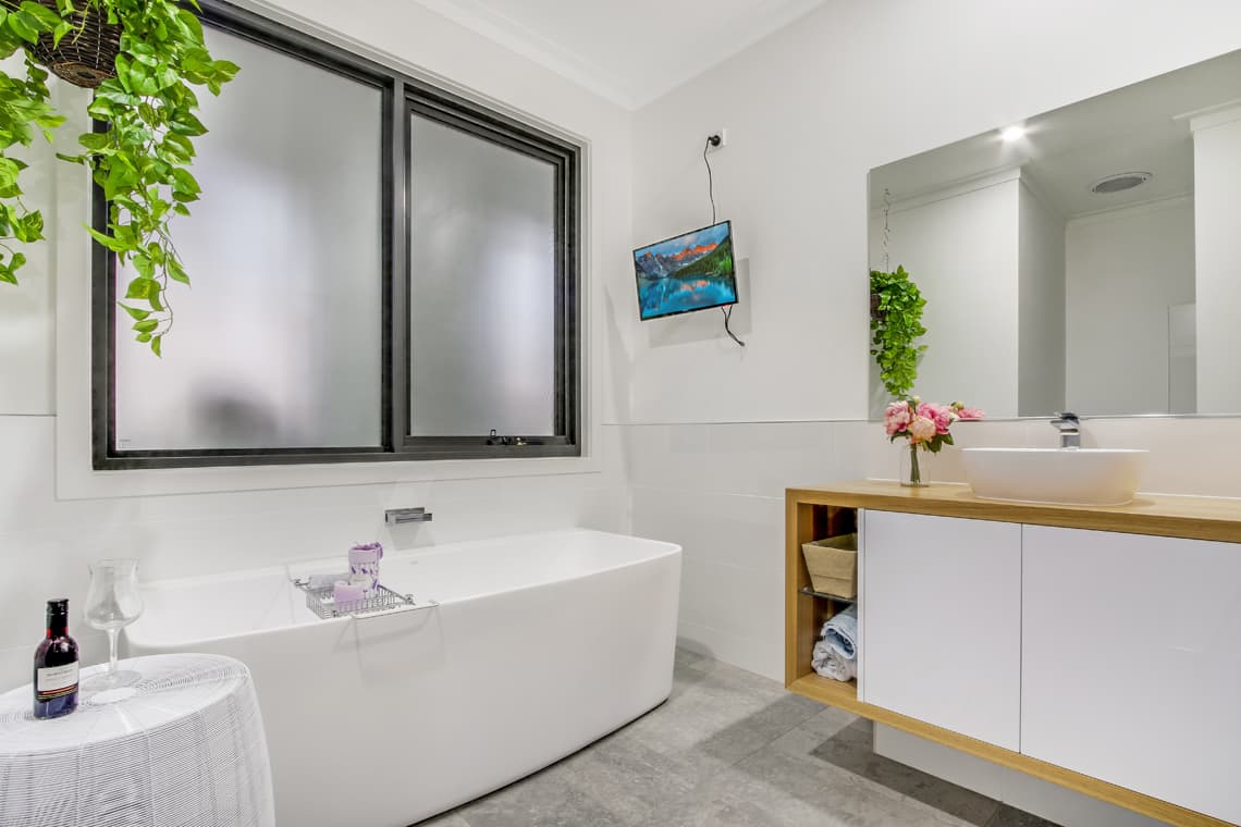 Wy Yung Contemporary Family Home - Image 11